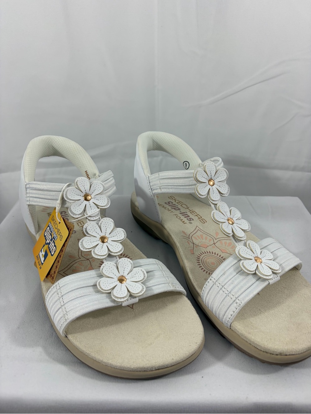 NWT Skechers Women’s Size 9 White Floral Slip In T-Strap Sandals